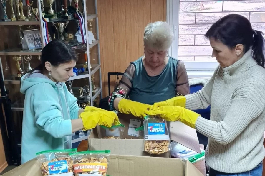 Сотрудники городского стадиона помогли нарезать и высушить яблоки для бойцов СВО