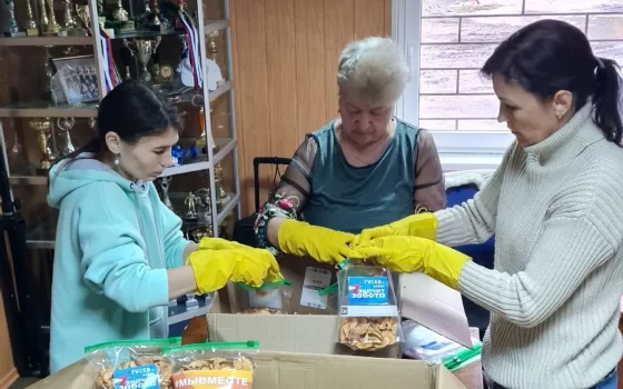 Сотрудники городского стадиона помогли нарезать и высушить яблоки для бойцов СВО