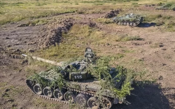 Под Гусевом военные отработали вождение боевых машин через преграды