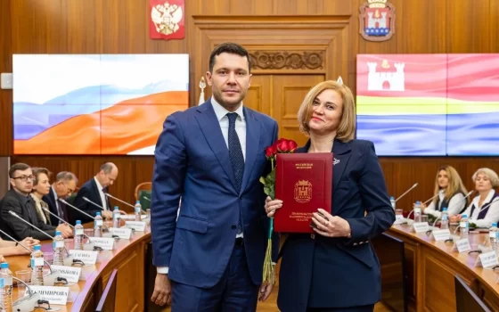 Губернатор отметил почетной грамотой гусевского депутата