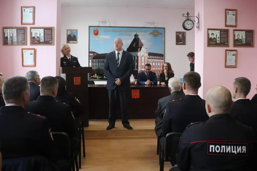 В Гусеве сотрудников МВД поздравили с профессиональным праздником