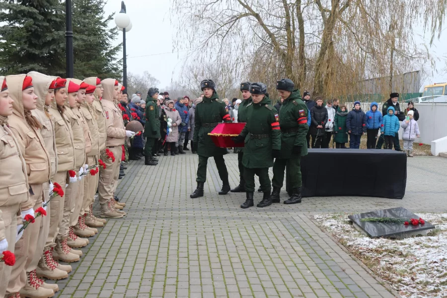 В Гусеве прошла торжественно-траурная церемония перезахоронения останков советского воина
