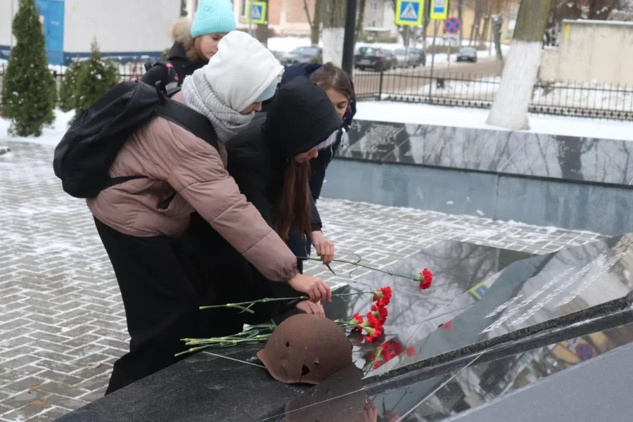 В Гусевском городском округе прошла единая церемония возложения цветов на мемориалах и захоронениях