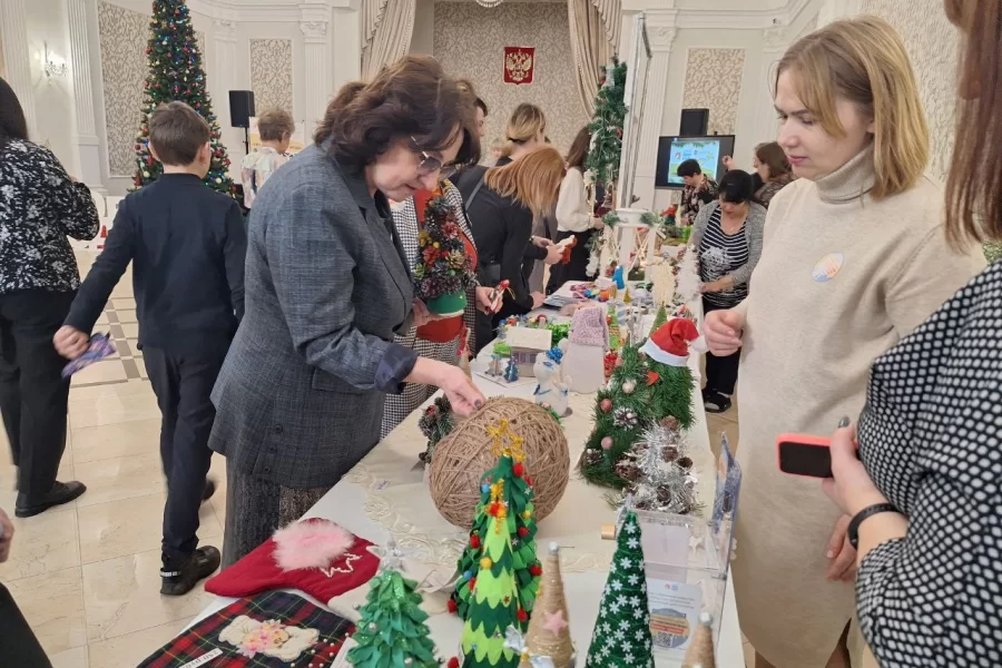 В рамках благотворительного марафона в ДЮЦ открылась ярмарка и выставка детских работ