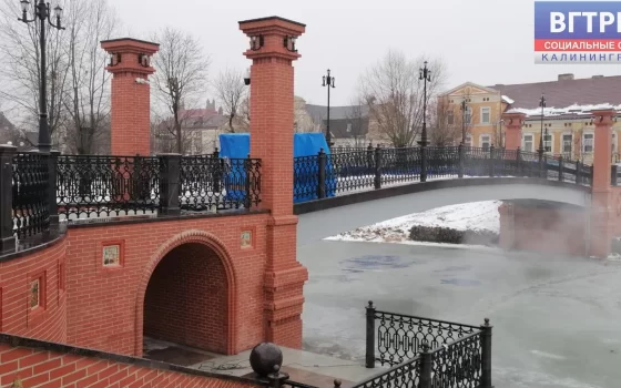 В Гусеве на пешеходном мосту сняли строительное ограждение