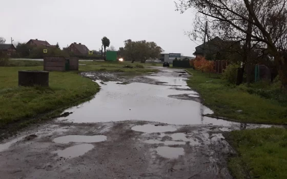 Огромную лужу в Фурманово не могут ликвидировать из-за плотного расположения инженерных сетей