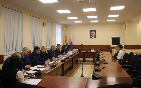 Жители Гусева пожаловались прокурору на размеры коммунальных платежей и протекающие крыши