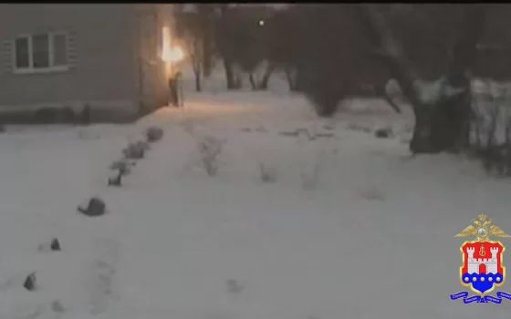 Попытка поджога ревнивцем жилого дома в Кубановке попала на видео