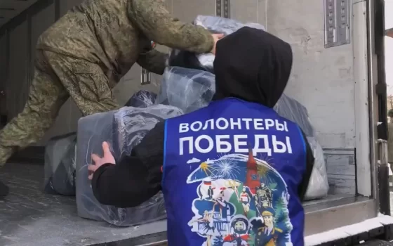 Из Гусева бойцам на СВО отправили фуру с посылками и два УАЗика
