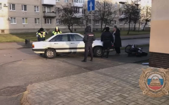 В Гусеве автомобиль «Ауди» и мопед «Альфа» не поделили дорогу, есть пострадавший