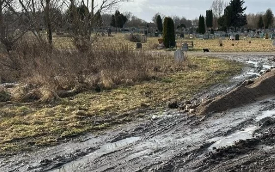 В Гусеве рассмотрят возможность обустроить дополнительные мусорные контейнеры на городском кладбище