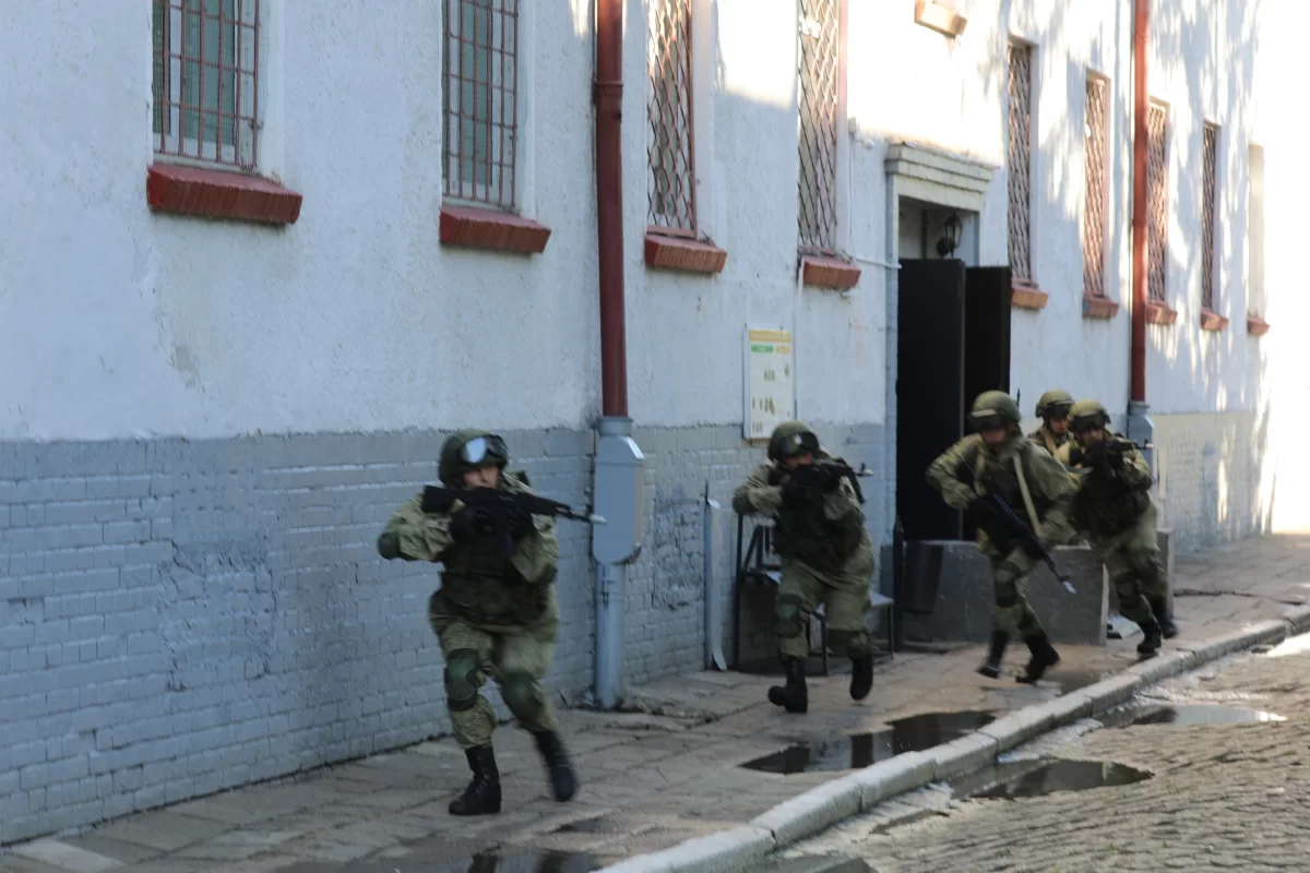 В Гусеве военнослужащие обезвредили «террористов» на учениях