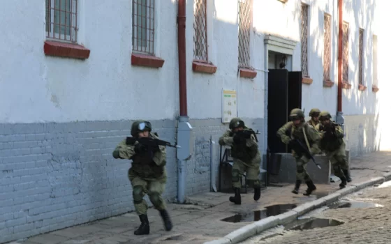 В Гусеве военнослужащие обезвредили «террористов» на учениях