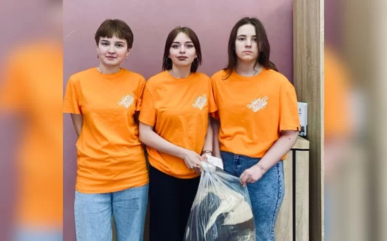 Читатели гусевской библиотеки вяжут теплые носки для участников СВО