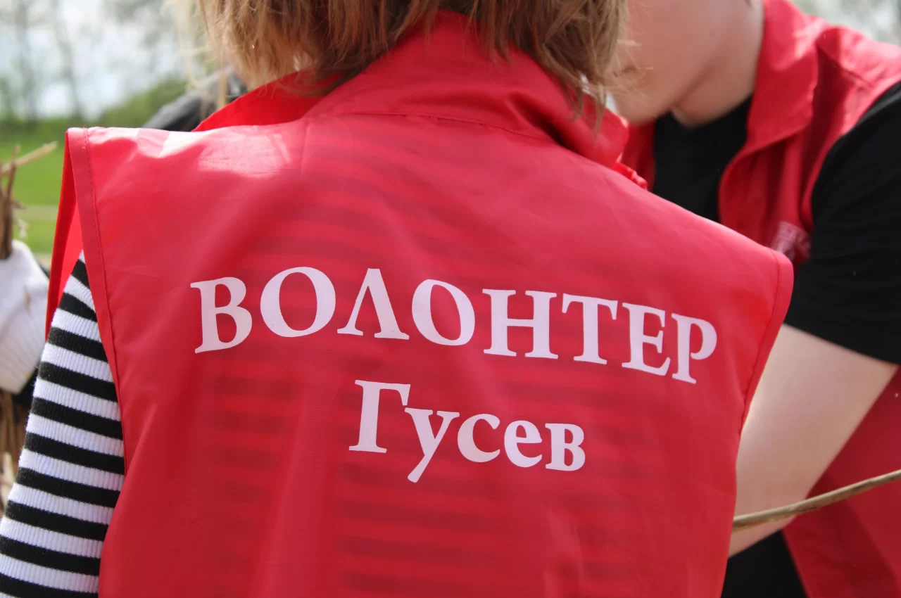 Волонтёры городского ДК очистили от мусора берег озера Домашнее