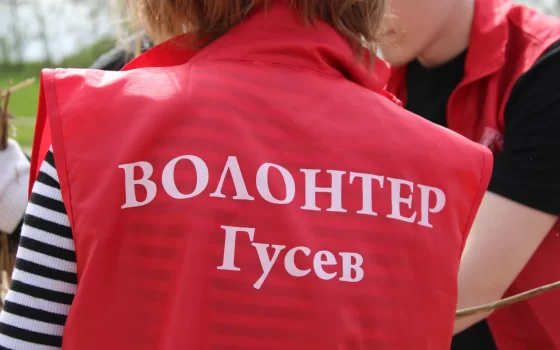 Волонтёры городского ДК очистили от мусора берег озера Домашнее