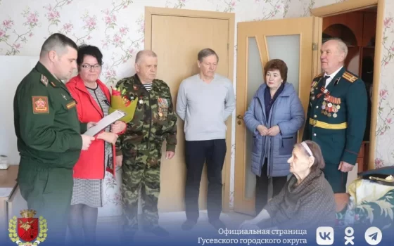 В Гусеве сестре фронтовика вручили удостоверение к ордену Красной Звезды