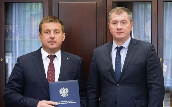 Китаев получил благодарственное письмо от президента и подарок от губернатора