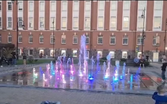 Водоканал города Гусева напоминает, что купаться в фонтане и пить воду из него запрещено
