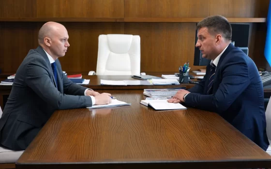 Александр Китаев и врио губернатора Алексей Беспрозванных обсудили планы по развитию Гусева
