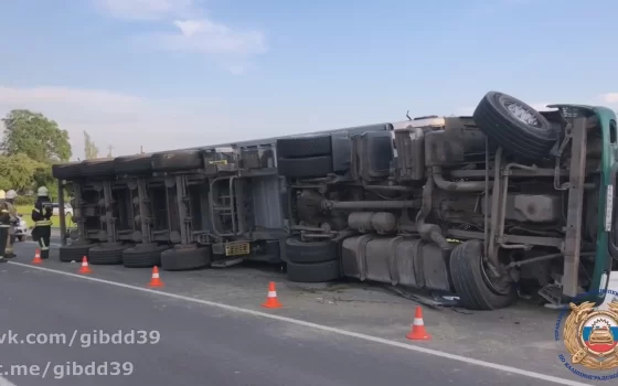 На трассе вблизи посёлка Маяковское перевернулась фура