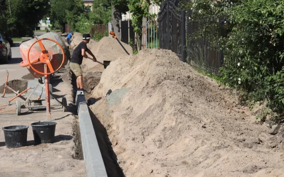 На улице Первомайской приступили к ремонту тротуара