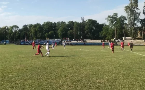 На городском стадионе встретились футбольные команды из Гусева и Советска