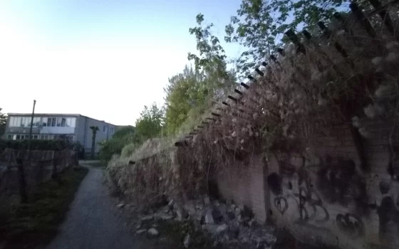 Руководство завода СТА обязали устранить последствия повалившегося забора