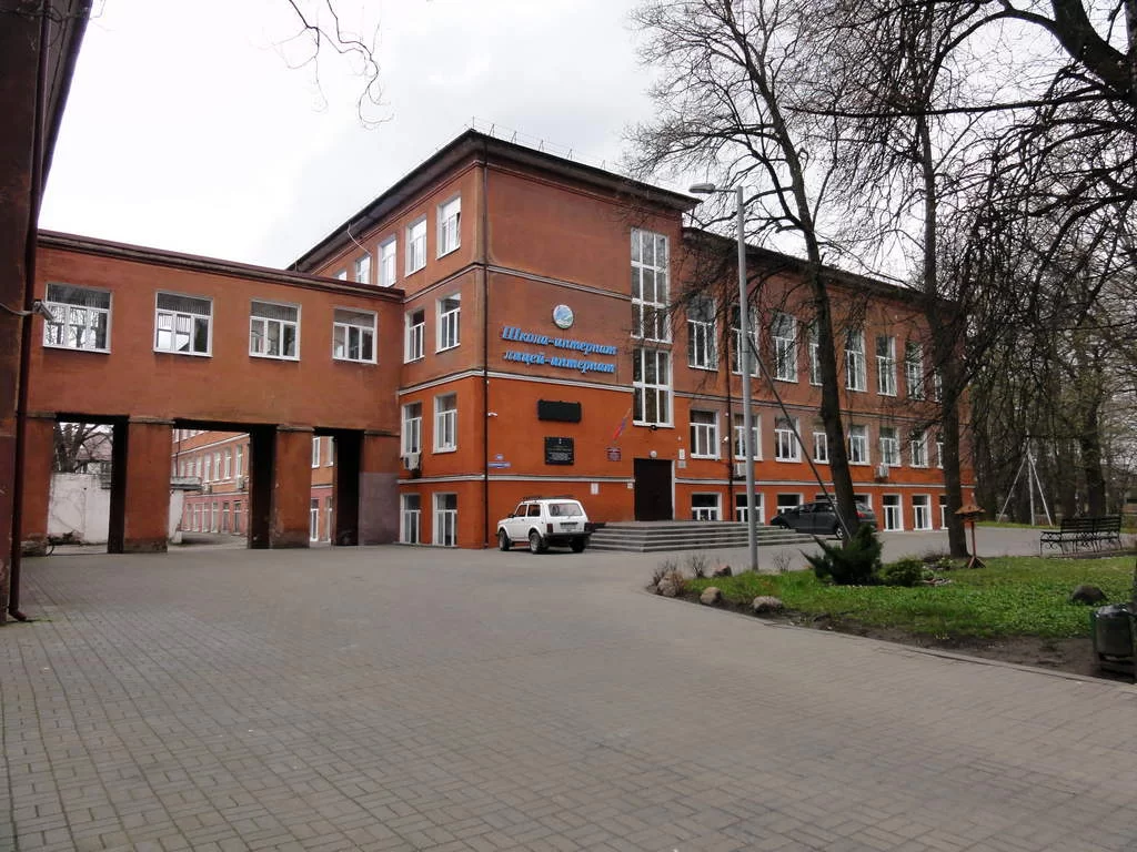 Экс-директора ШИЛИ судят за падение шкафа на 14-летнюю жительницу Гусева