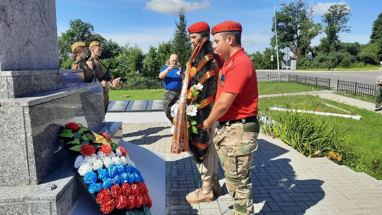 В рамках экологического сплава в Маяковском возложили цветы к памятнику советских воинов
