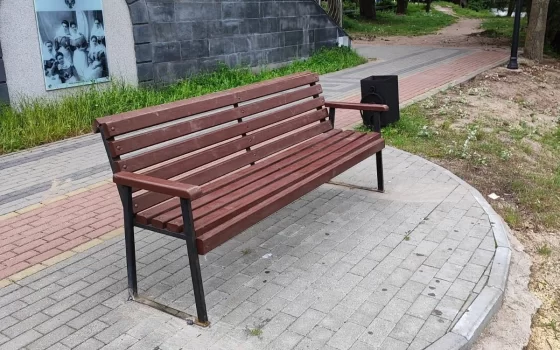 В Гусеве на набережной установили новые лавочки
