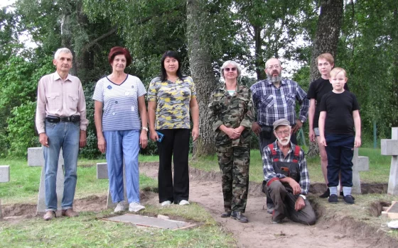 Гусевские волонтёры установили фундаменты для гранитных плит на захоронении у Лощинки