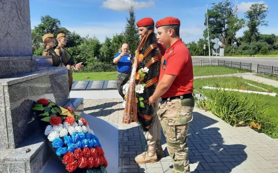 В рамках экологического сплава в Маяковском возложили цветы к памятнику советских воинов