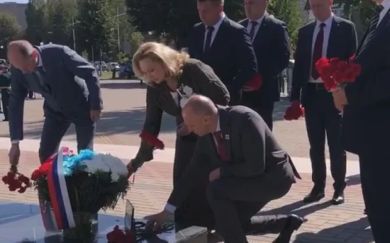 Почётные гости и жители города возложили цветы к памятнику «Штыковая атака»