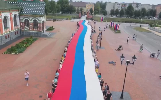 В Гусеве развернули огромный триколор длиной более ста метров