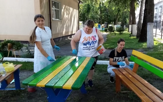 Родители детей детского сада в Гусеве организовали покраску игрового оборудования на участке