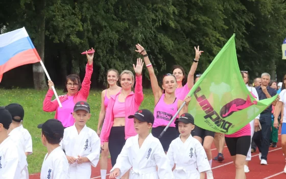 Яркий и спортивный праздник стартовал на Гусевском стадионе