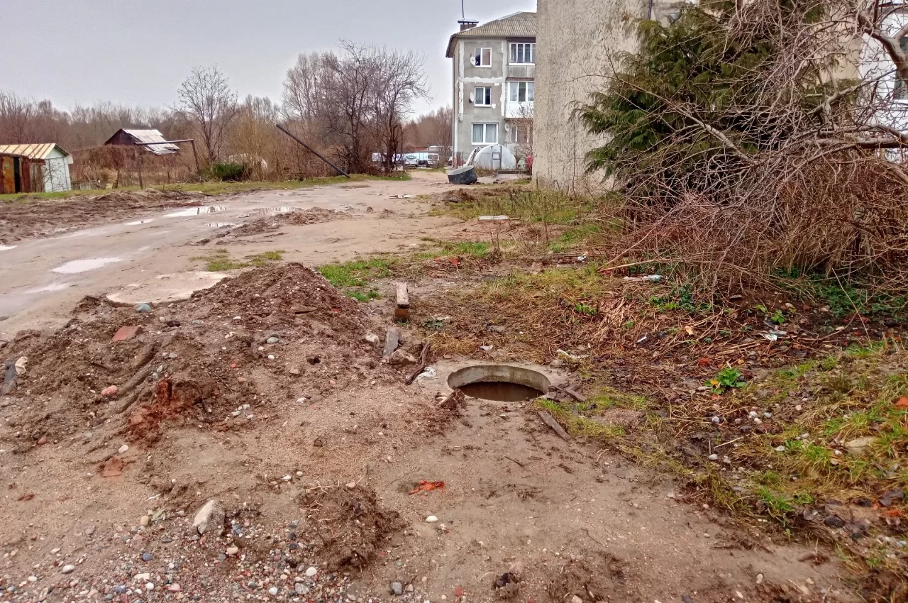В Гусеве после жалобы горожанина засыпали неиспользуемый колодец