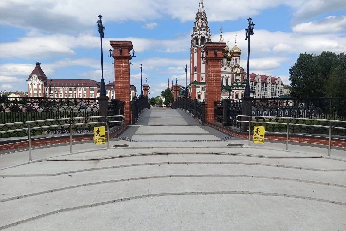В Гусеве на пешеходном мосту установили предупреждающие таблички