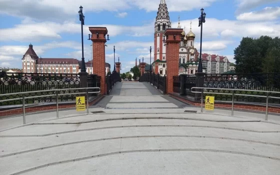 В Гусеве на пешеходном мосту установили предупреждающие таблички