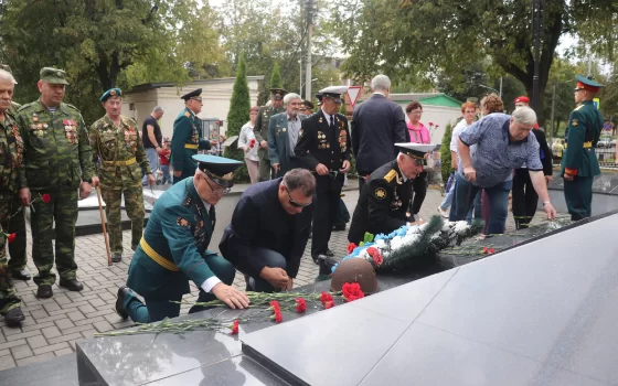 Жители города Гусева возложили цветы к Вечному огню
