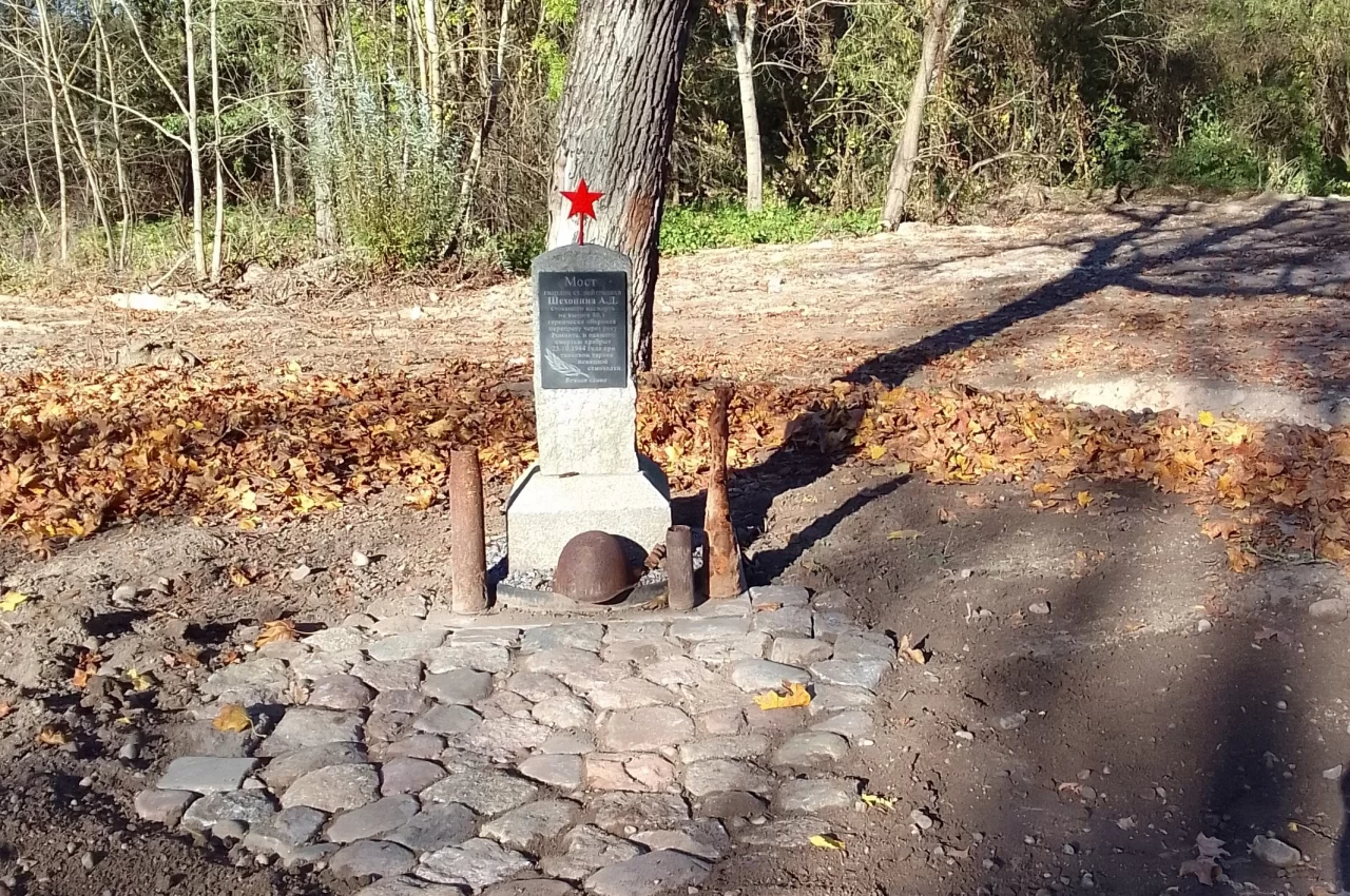 Сотрудники МБУ «Чистота» облагородили место подвига танкиста-гвардейца Шехонина