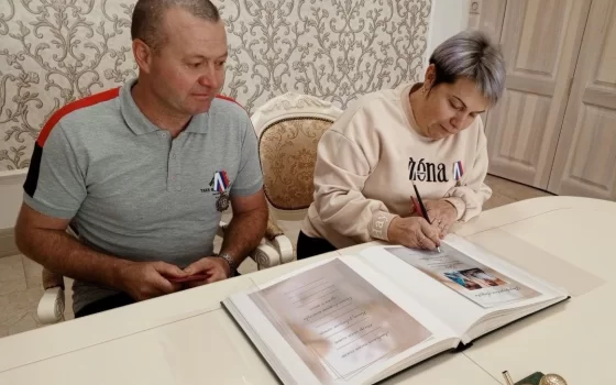 В Гусевском ЗАГСе супругов Ган поздравили с фарфоровым юбилеем семейной жизни