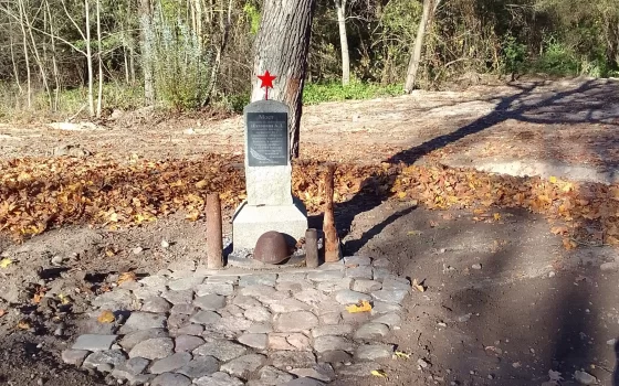 Сотрудники МБУ «Чистота» облагородили место подвига танкиста-гвардейца Шехонина
