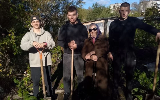 Волонтёры движения «Открой своё сердце» помогли пожилой женщине на приусадебном участке