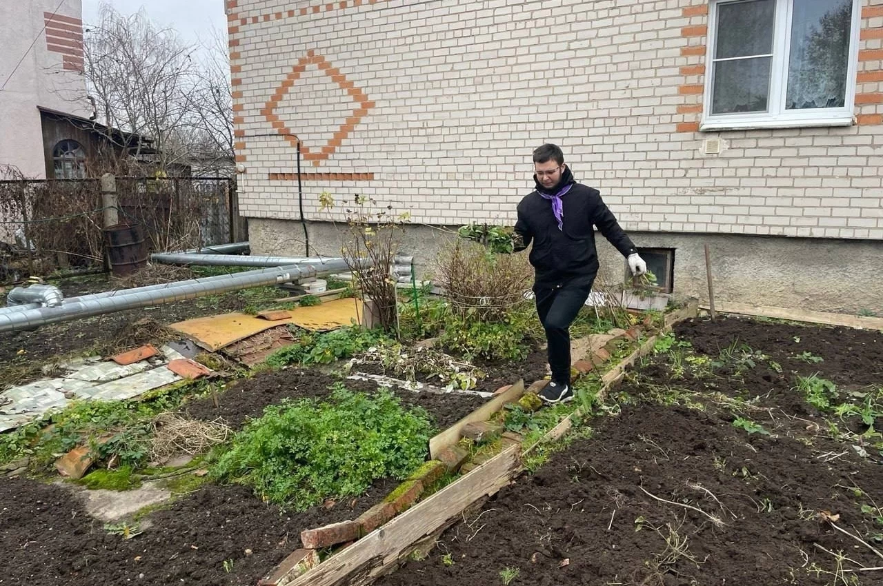 Волонтеры Гусевского политеха помогли на огороде жене участника СВО