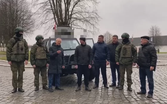 Жители Гусевского округа передали нашим бойцам на СВО автомобиль и два ящика сала