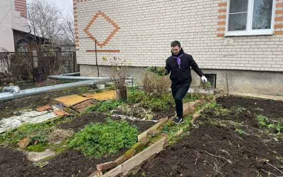 Волонтеры Гусевского политеха помогли на огороде жене участника СВО