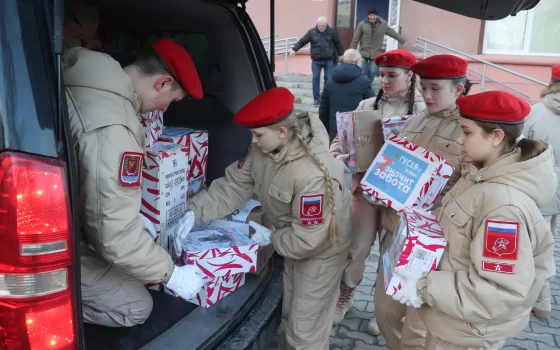 Гусевцы собрали и отправили новогодние подарки нашим бойцам на передовую