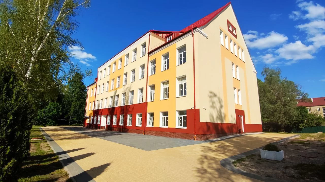 Местные власти ищут подрядчика для ремонта спортивной площадки и помещений первой школы